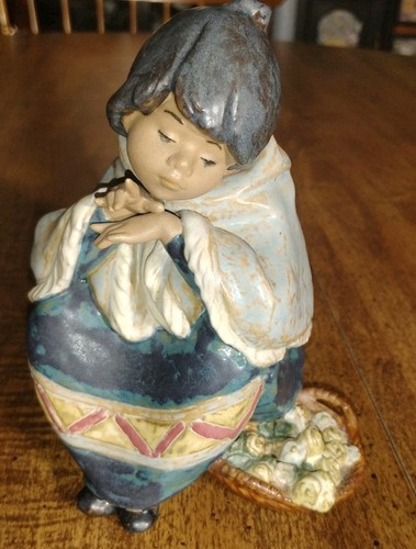 Lladro inuit girl - inuit, figure