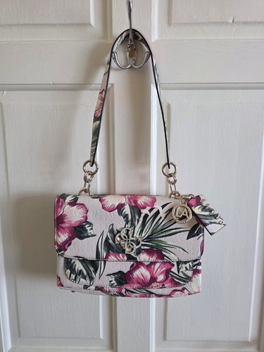 Guess logo pink floral - guess,