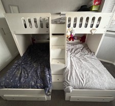 Triple sleeper bunk bed