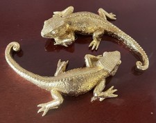 TWO GOLD COLOURED RESIN LIZARD ORNAMENTS WALL MOUNTING OR FREE STANDING.