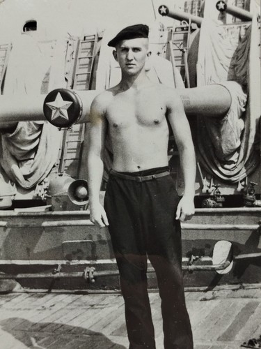 Shirtless guys trunks bulge - shirtless,