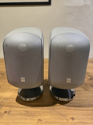 Bookshelf speakers - b&w,