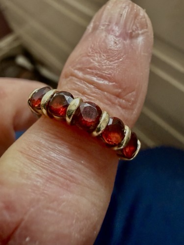 Gold band ring - ct, garnet
