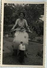 OLD PHOTO - VINTAGE SNAPSHOT - VESPA SCOOTER WOMAN TRANSPORT - MOTORBIKE