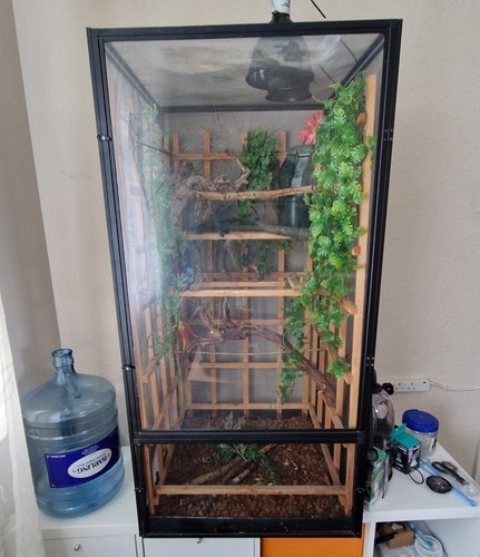 4x2x2ft complete decorated - 4x2x2ft,