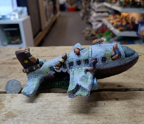 Crashed plane aquarium - crashed,