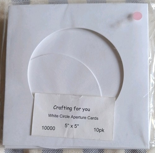 White trifold aperture - white,