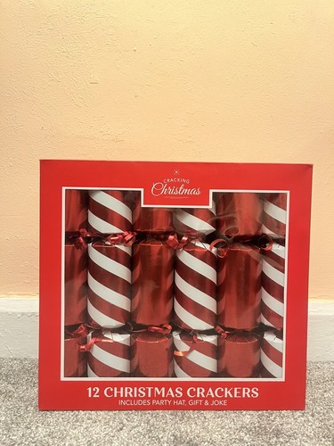 Christmas crackers red and - christmas, crackers-red