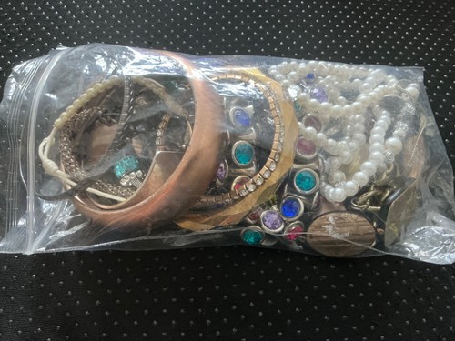 Mixed bag costume jewellery - of,
