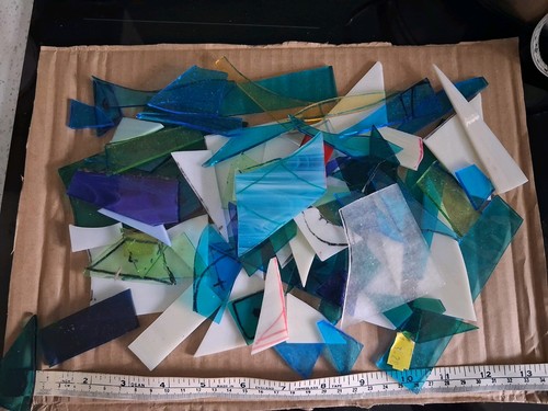Approx 700 ofglass offcuts - g,