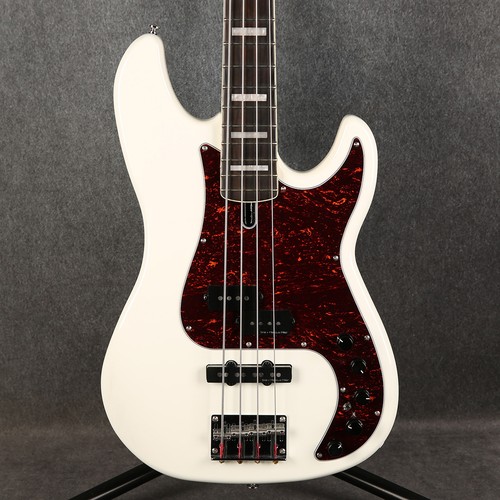 Sire marcus miller - miller, p7