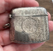 SOLID SILVER VESTA CASE. HALLMARKED BIRMINGHAM 1922.