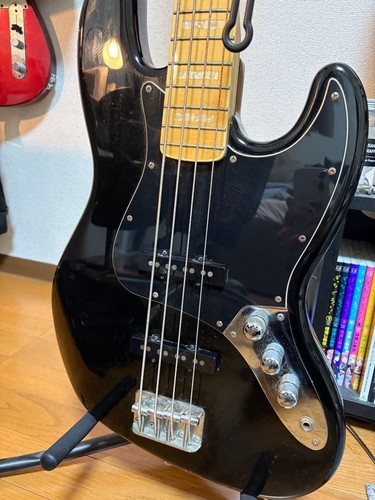 Squier fender jazz - by,