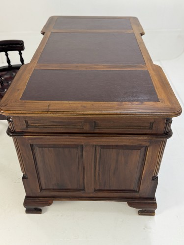 Pedestal desk with - with, oxblood