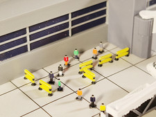 40x AIRPORT PASSENGERS/PEOPLE Aircraft GSE Equipment Models 1:400 Scale Diorama