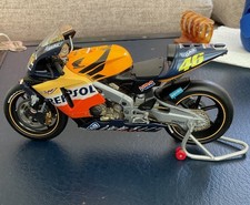 Minichamps 1:12 Scale Honda RCV211 V Rossi 2002 Repsol Honda Moto GP No 46 Boxed