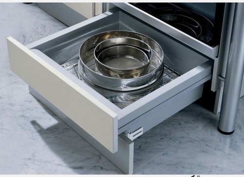Ninka plinth under oven drawer - under,