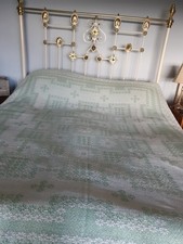 VINTAGE VANTONA GREEN & WHITE GEOMETRIC FLORAL BEDSPREAD THROW. 70" W  X 93" L
