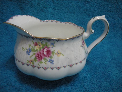 Rare large royal albert petit - large,
