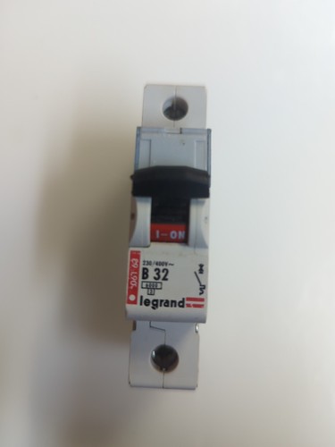 Legrand amp curve - amp, b