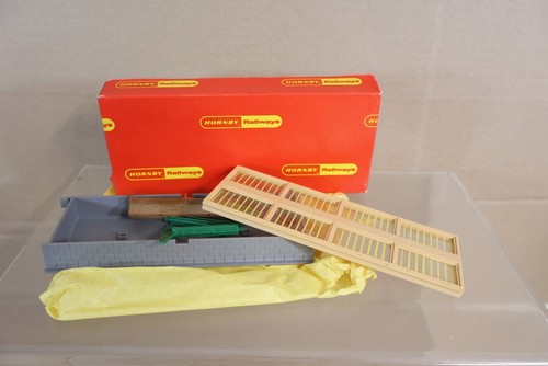 Hornby r585 station - r585,