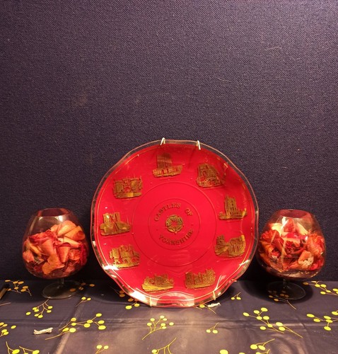 Red wall plate - "castles, of