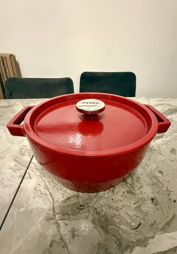 Pyrex red enamel cast - red,