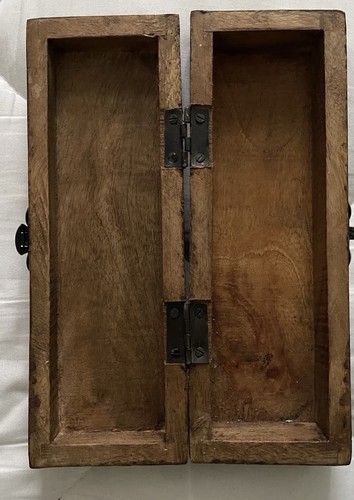 Vintage wooden carved box - , in