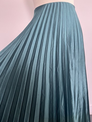 Zara green satin pleated skirt