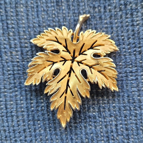 Trifari signed gold tone - trifari,