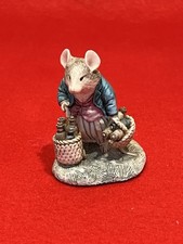 Border Fine Arts Brambly Hedge Figure Basil With Basket BH64 - Mouse Ornament