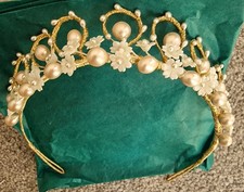 Amanda Wyatt Gold  & Flower &