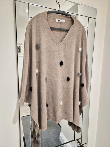 Poncho knitted fur pom poms - ,