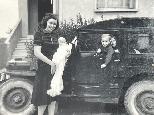 Photograph woman holding - r9,