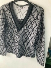 Women's TOP  Stunning Detail