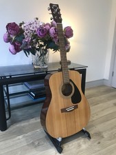 Yamaha F310 Acoustic Guitar. C/w  30 Play Guitar Ultimate Practical Course on CD
