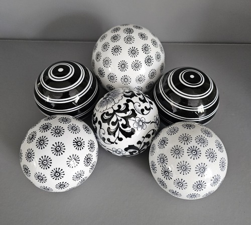 Black and white ceramic - black,