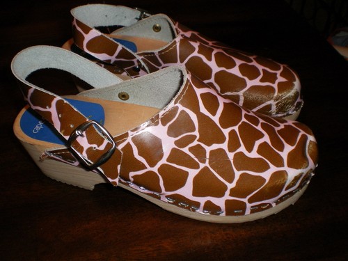 Cape clogs giraffe - cape, print