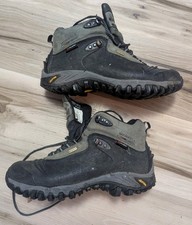 Merrell Waterproof boots 10.5 Thinsulate 200 Grams Vibram Sole