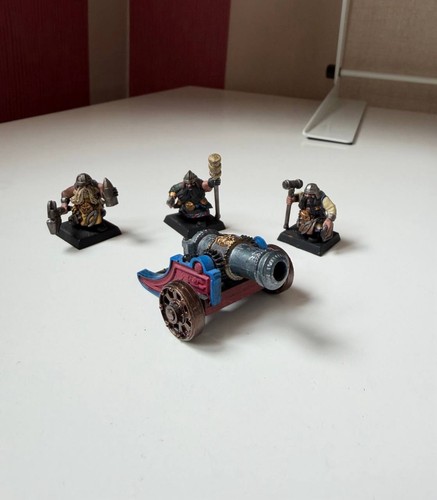 Warhammer holds cannon - warhammer,