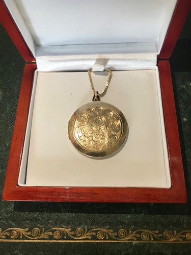 9ct gold locket pendant a - 9ct, on