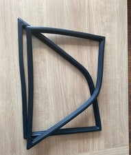 CORTINA MK2/1600E OE SPEC PAIR OF 2 DOOR REAR FIXED QUARTERLIGHT VENT RUBBERS