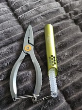 Fishpond 360 Swivel Retractor & Aluminium Pliers