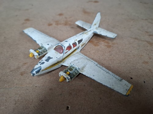 Dinky toys beechcraft c55 - dinky,