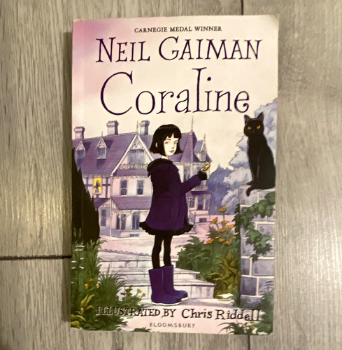 Neil gaiman coraline paperback - gaiman,
