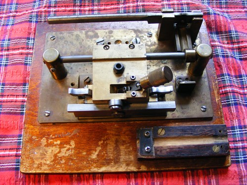 Gouging machine for - , oboe