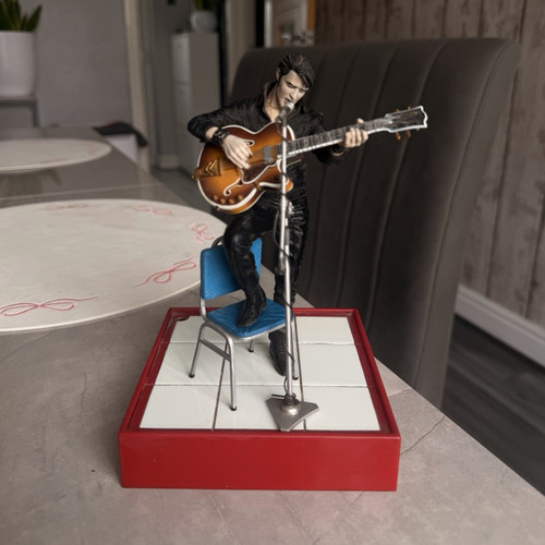 Elvis seated guitarist - elvis,