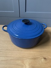Large le creuset casserole pot