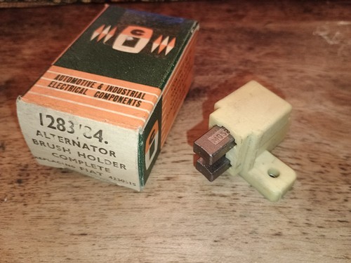 Alternator brushes holder - &,
