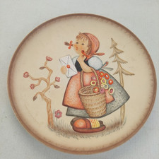 M.J. Hummel First edition in a series of four Friends Forever Plate Hum. 292